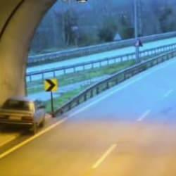  Otomobil tünel çıkışı takla attı! Feci kaza kamerada