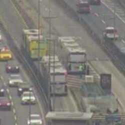 Seyir halindeki metrobüsten dumanlar yükseldi: Yolcular tahliye edildi!