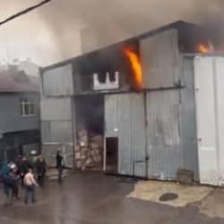 Sultanbeyli'de palet &uuml;retim at&ouml;lyesinde yangın