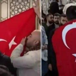 Suriyelilerin akın ettiği Emevi Camii'nde ses getiren görüntü! Türk bayrağı açıldı