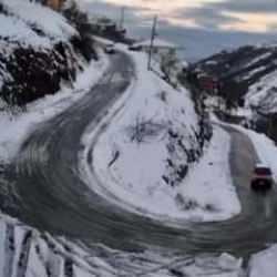 Trabzon'da feci kaza: Minib&uuml;s dereye yuvarlandı! &Ouml;l&uuml; ve yaralılar var 