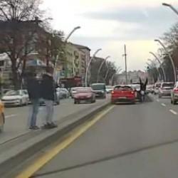 Vicdansızlar! &Ccedil;arptığı kişiye yardım etmek yetine arabasındaki hasara baktı