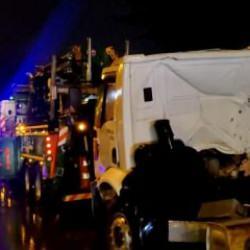 Bakırk&ouml;y'deki aynı &uuml;st ge&ccedil;ide yine TIR &ccedil;arptı!