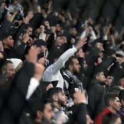 Beşiktaş taraftarından futbolculara protesto!