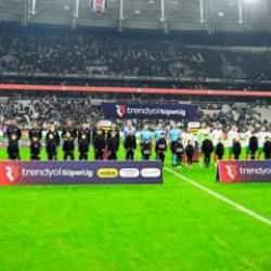 Beşiktaş trib&uuml;nlerinden Hasan Arat'a tepki! "Paralar nerede?"
