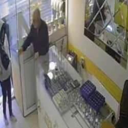 Cesur kuyumcu silahlı soyguncuları b&ouml;yle geri p&uuml;sk&uuml;rtt&uuml;