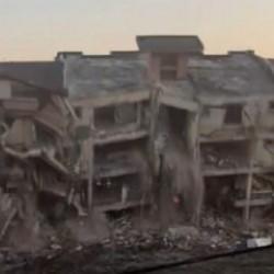 Hatay'da kontroll&uuml; yıkım! 5 katlı bina b&ouml;yle &ccedil;&ouml;kt&uuml;