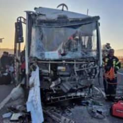 Manisa'da iş&ccedil;i servisi tıra &ccedil;arptı: 22 yaralı