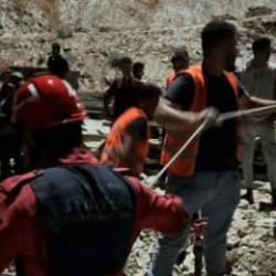 Marmaris'te u&ccedil;urumda mahsur kalan 2 kişiyi itfaiye ekipleri kurtardı