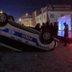 Mersin'de otomobilin çarptığı polis aracı ters döndü