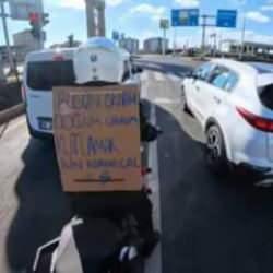 Sırtına astığı pankart sonrası yolda gören tüm sürücüler aynı şeyi yaptı