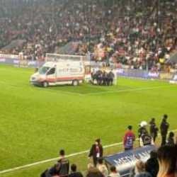 Süper Lig maçında talihsiz olay! Ambulansla hastaneye kaldırıldı