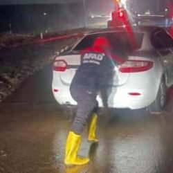 Tatvan&rsquo;da AFAD ekipleri s&uuml;r&uuml;c&uuml;lerin yardımına koştu