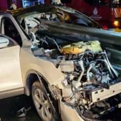 Beylikd&uuml;z&uuml;'nde korkun&ccedil; kaza: Bariyere ok gibi saplandı! &Ouml;l&uuml; ve yaralılar var