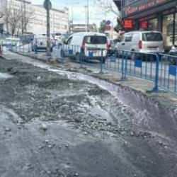 Daha &ouml;nce &ccedil;&ouml;ken yolda bu kez de kanalizasyon borusu patladı