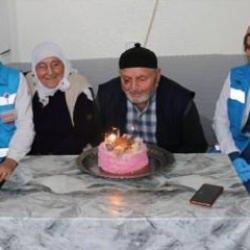 Doğum g&uuml;n&uuml;n&uuml; ilk defa 80 yaşında sağlık ekibiyle kutladı