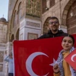 Emevi Camii'nde cuma namazı kılındı: T&uuml;rk bayrakları dikkat &ccedil;ekti