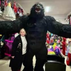 Görenleri hayrete düşüren görüntü! İzmirli ‘Goril’ çarşıya indi