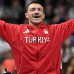 Paris'te tarih yazmıştı! Milli para yüzücü Umut Ünlü'ye büyük onur