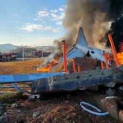 G&uuml;ney Kore yolcu u&ccedil;ağı kaza yaptı: 179 &ouml;l&uuml;