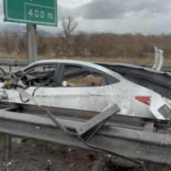 Feci kaza: Bariyere ok gibi saplanan ara&ccedil; ikiye ayrıldı!