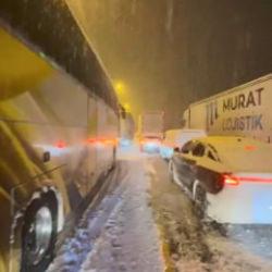 Elazığ kara teslim oldu! Tırlar ve otob&uuml;sler yolda kaldı