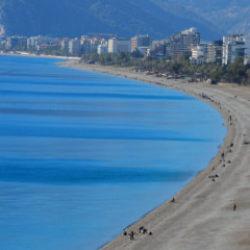 Antalya&rsquo;da iki mevsim bir arada: Deniz suyuyla ısındılar!