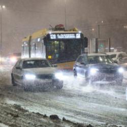 Avrupa'nın g&ouml;beğinde y&uuml;zlerce ara&ccedil;lık esaret! Şiddetli kar otoyolu fel&ccedil; etti! 