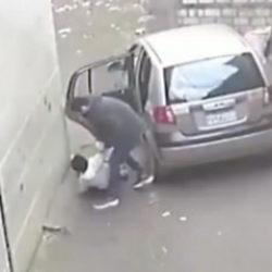 Baba, kendi oğlunu ka&ccedil;ırmaya &ccedil;alıştı! &Ccedil;ocuğun direndiği anlar g&uuml;ndem oldu