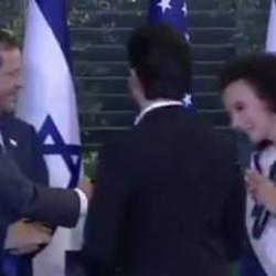 Batı'nın ikiy&uuml;zl&uuml;l&uuml;ğ&uuml;... Yahudi kadın Biden'in elini inancı gereği sıkmıyor