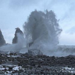 Dalga y&uuml;ksekliği 8 metreye ulaştı: Kaldırım taşları yerinden s&ouml;k&uuml;ld&uuml;!