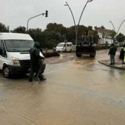 Dat&ccedil;a'da dere taştı, ev ve iş yerlerini su bastı!