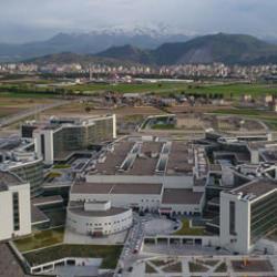 Dev hastaneye belediye freni! Hastane tamam, yol ve su yok... Devletten para istemişler