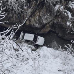 Diyarbakır'da otomobil k&ouml;pr&uuml;den &ccedil;aya d&uuml;şt&uuml;: 4 yaralı