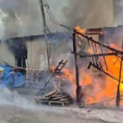 Gebze'de palet deposu alev alev yandı