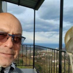 Giresun'da ilgin&ccedil; g&ouml;r&uuml;nt&uuml;ler! Hayvanat bah&ccedil;esinden ka&ccedil;tı, evin balkonunda muz yedi