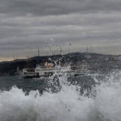 İstanbul'da vapur seferlerine fırtına engeli