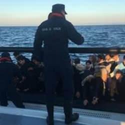 İzmir'de 73 d&uuml;zensiz g&ouml;&ccedil;men kurtarıldı, 155 d&uuml;zensiz g&ouml;&ccedil;men yakalandı