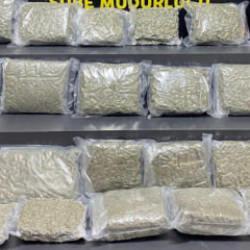 İzmir'de durdurulan ara&ccedil;ta 21 kilo skunk ele ge&ccedil;irildi