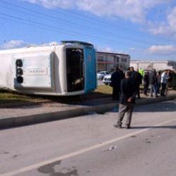 Kahramanmaraş'ta 3 ara&ccedil;lı kaza! Halk otob&uuml;s&uuml; devrildi: 17 yaralı