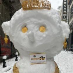 M&uuml;şteri bulamayan kuyumcu, altınları kardan geline taktı