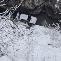 Otomobil k&ouml;pr&uuml;den &ccedil;aya u&ccedil;tu: 4 yaralı