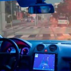 Resmen cinayete teşebbüs! Tesla otomatik pilotu aracı raylara çıkardı...