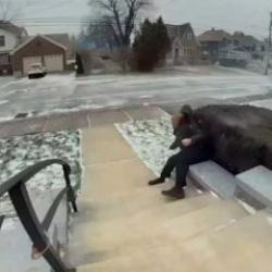 R&uuml;zgar yaşlı kadını savurdu!