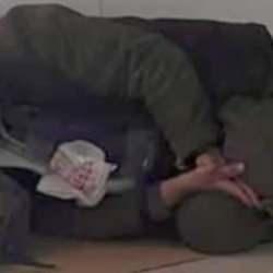 Sokakta yaşayan adamın iki dairesi olduğu ortaya &ccedil;ıktı! Evini g&ouml;renler hayrete d&uuml;şt&uuml;