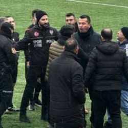 Olaylı maç yarıda kaldı! Polis müdahale etti, takım sahadan çekildi