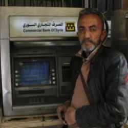  2 aylık maaşları hesaplarına yatan Suriyeliler, ATM'lere akın etti