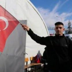 T&uuml;rk bayrağıyla &uuml;lkesine d&ouml;nen Suriyeli Abdulkadir: Bu bayraktan vazge&ccedil;ersek namert olalım