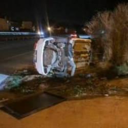 Aydın&rsquo;da k&ouml;peğe &ccedil;arpmamak i&ccedil;in direksiyonu kırdı, otomobil yan yattı