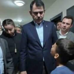 Bakan Kurum, depremzede Hüseyin'e verdiği halı saha sözünü tuttu